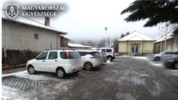 Gyerekkel együtt loptak el egy autót Nagykáta mellett